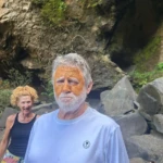 turist using clay from the nauyaca waterfall