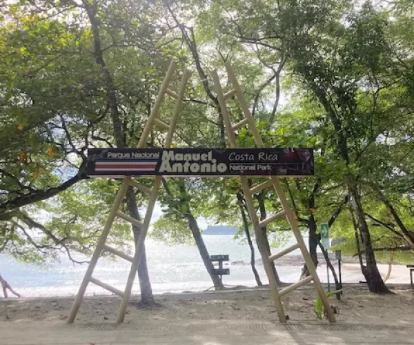 manuel antonio park beach entrance