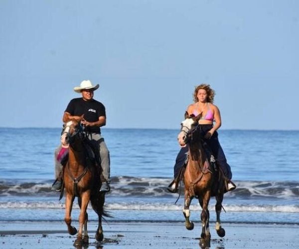 horseback riding tour couple