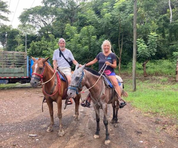 horse back riding jaco couple